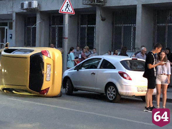 Автоледи опрокинула иномарку в центре Саратова