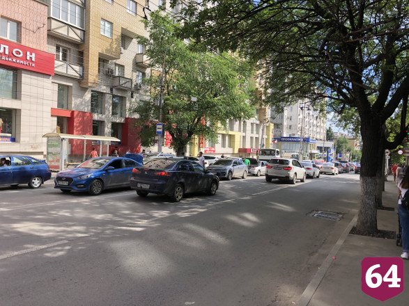 ДТП с такси спровоцировало пробку в центре Саратова