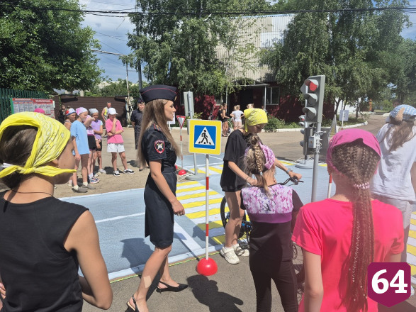 По Саратовской области курсирует первый мобильный детский автогородок