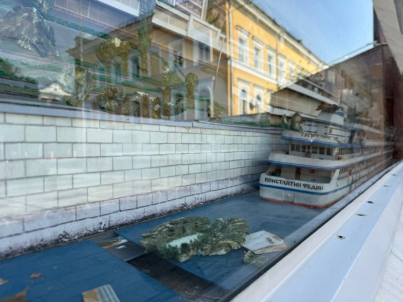 Вандалы сломали корабли и ротонду на диораме Саратова