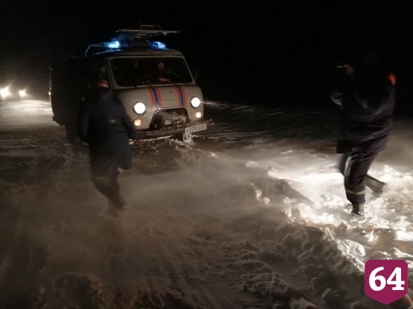 Спасатели эвакуируют застрявших на саратовских трассах людей