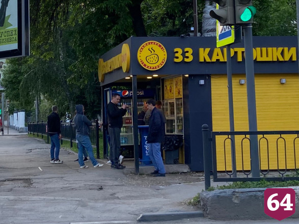 Жители Саратова на самоизоляции выстроились в очередь за картошкой 