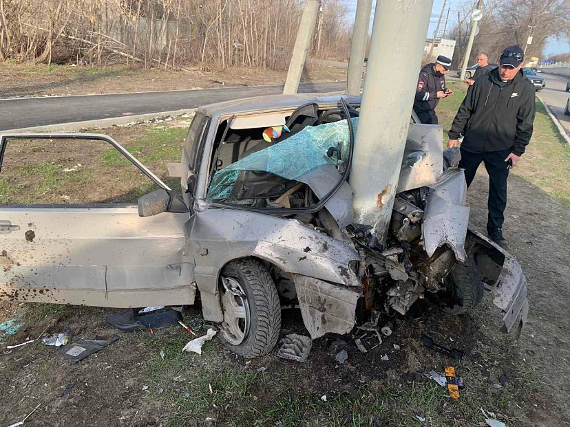 В Саратове один человек погиб и пятеро пострадали в ДТП со столбом