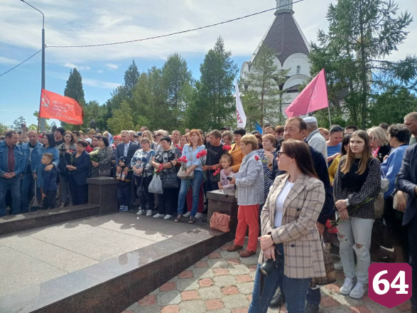 В память о жертвах терроризма в небо выпустили белые шары