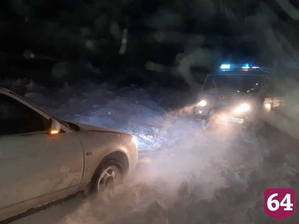 В Саратовской области за ночь из снежных заносов спасли 22 человека 