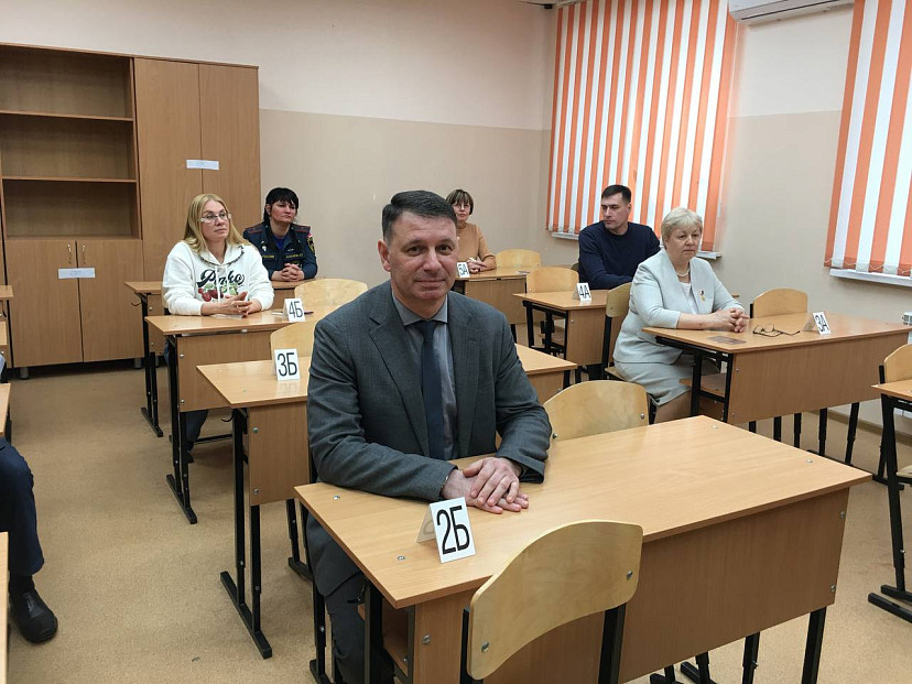 В Саратове родители выпускников сдали ЕГЭ по русскому языку