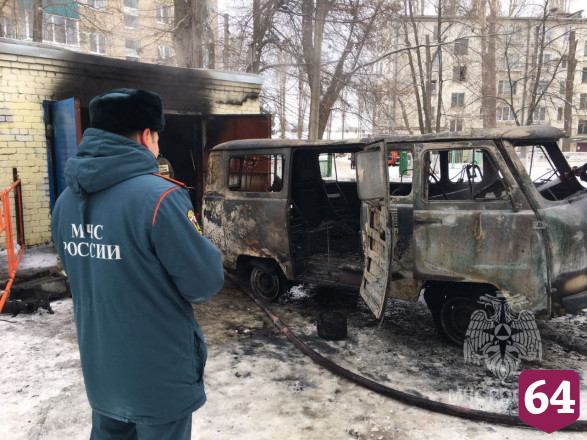 В гараже диспансера под Саратовом сгорел УАЗ