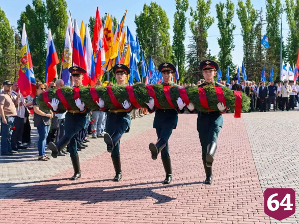В парке Победы развернули триколор и почтили память защитников Отечества