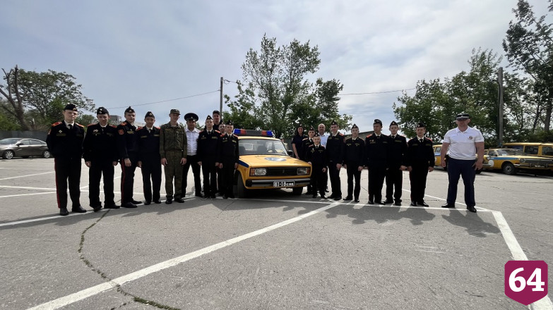 Саратовским кадетам показали ретроавтомобили Госавтоинспекции