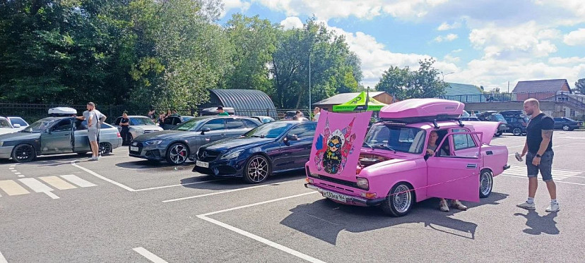 В саратовском чемпионате по автозвуку участвовал розовый «Москвич» с матрешками
