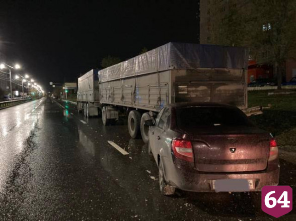 Ночью «Гранта» влетела под припаркованный грузовик