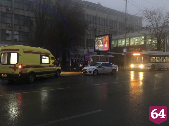 В центре Саратова иномарка протаранила пассажирский автобус