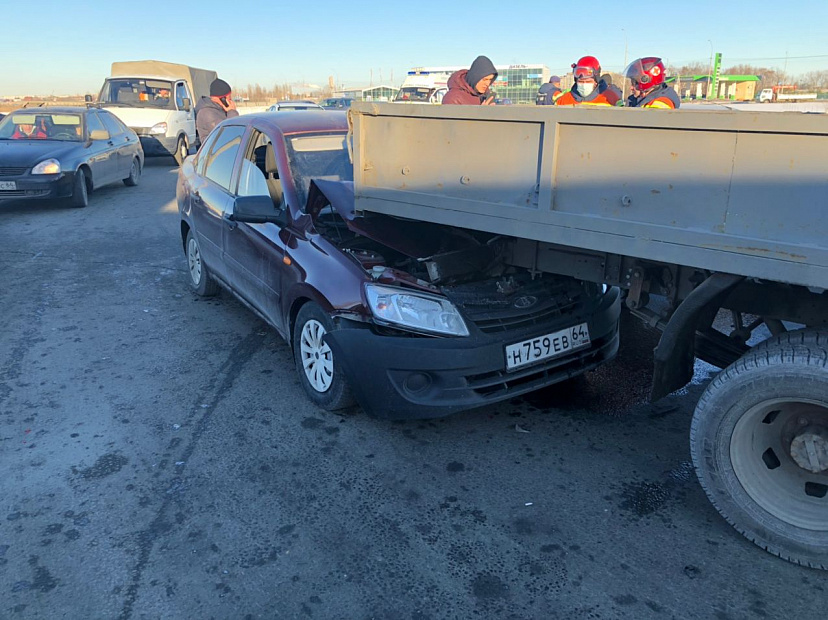 В Саратове водитель легковушки заехал под грузовик