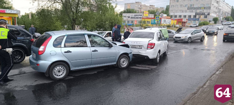 В Саратове два человека пострадали в массовой аварии 