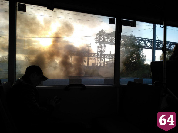 В Энгельсе у моста через Волгу загорелись гаражи 