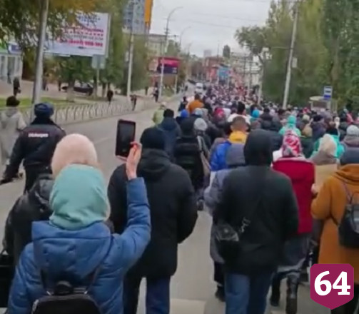 Тысячи жителей Саратова участвуют в крестном ходе