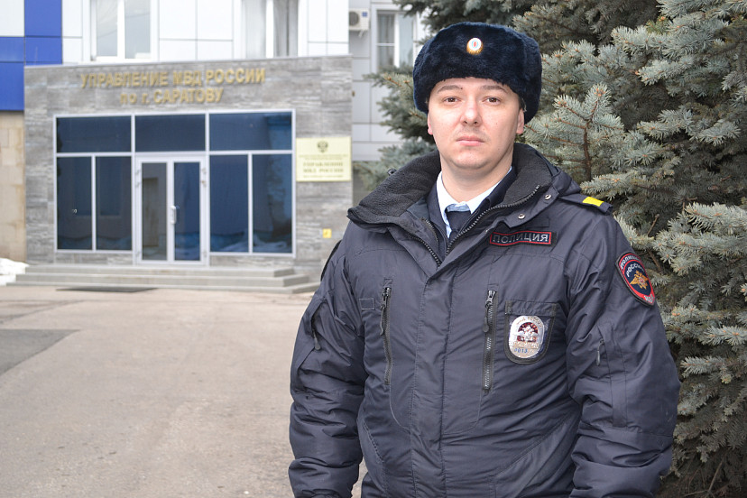 В Саратове полицейский спас пенсионерку на остановке