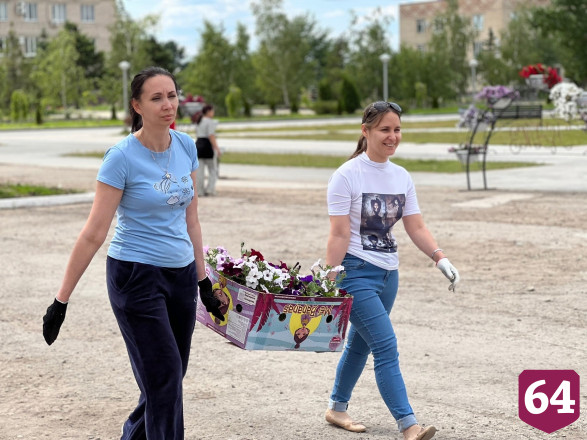 Пострадавший от вандалов проспект украсили цветами