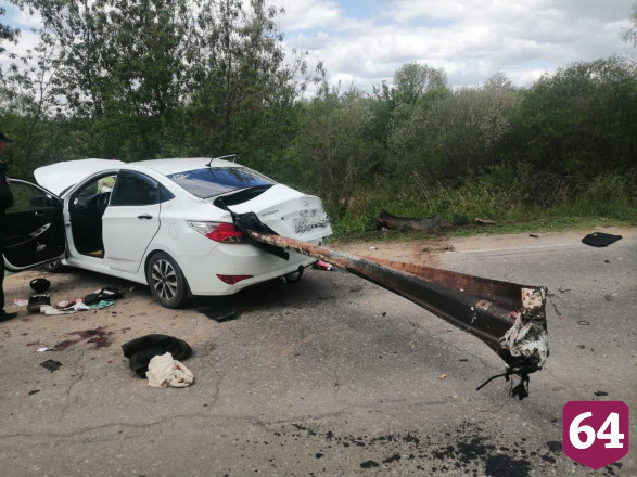 В налетевшей на отбойник иномарке пострадала молодая женщина