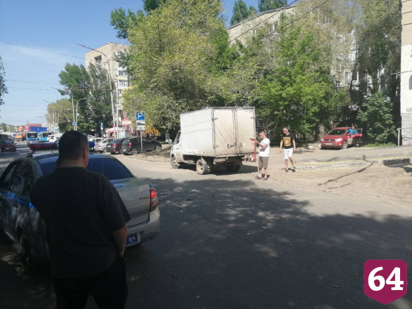 В Саратове водитель грузовика уходил от столкновения и протаранил легковушку