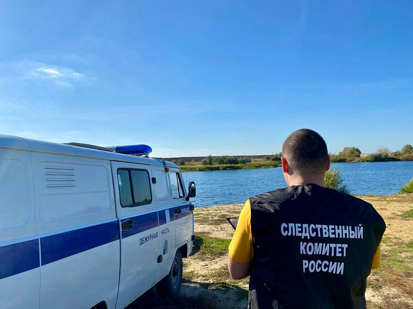 Супруги плавали на лодке по озеру и заметили труп мужчины