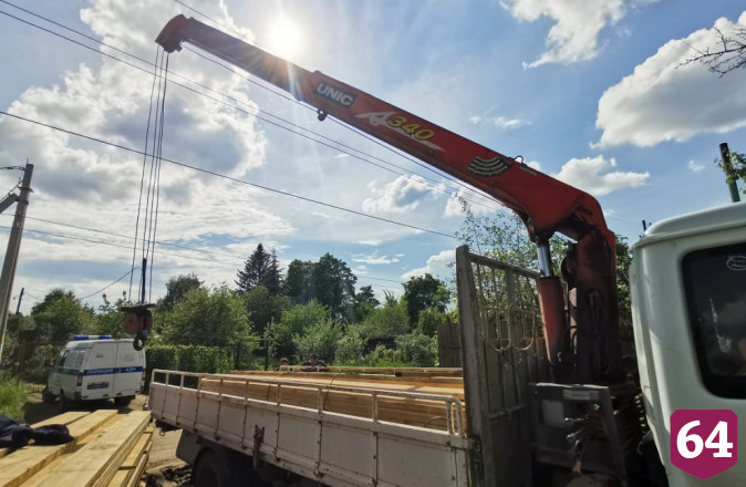 В Саратове крановщик задел провода и погиб от удара током 