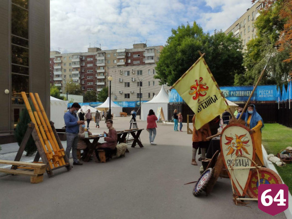 В центре Саратова устроили средневековые бои 