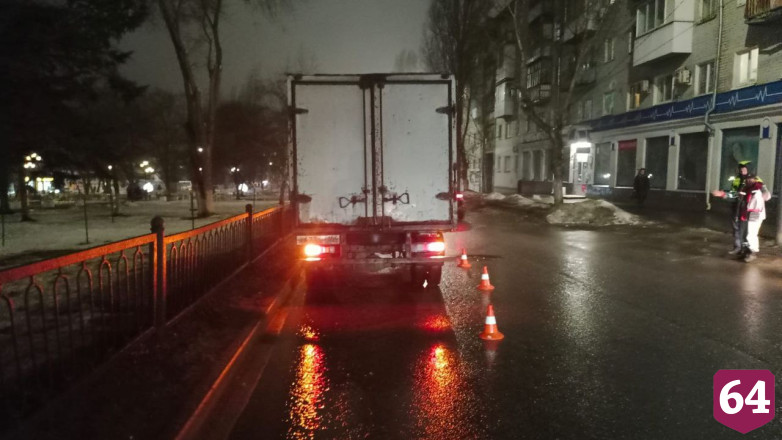 Вечером в Саратове сбили девушку и женщину