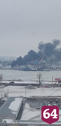На судостроительном заводе под Саратовом горит баржа