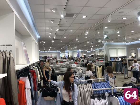 Саратовцы выстроились в очереди на распродаже H&M перед уходом из России 