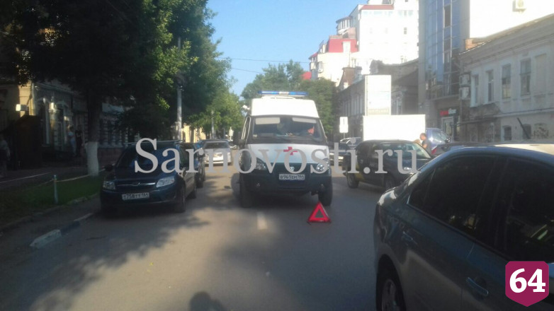 В Саратове водитель иномарки отбивался от комара и попал в ДТП