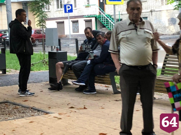 Жители Саратова после дождя вышли гулять без масок