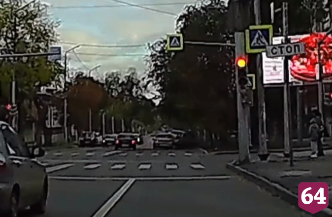 В центре Саратова произошла авария с 4 автомобилями