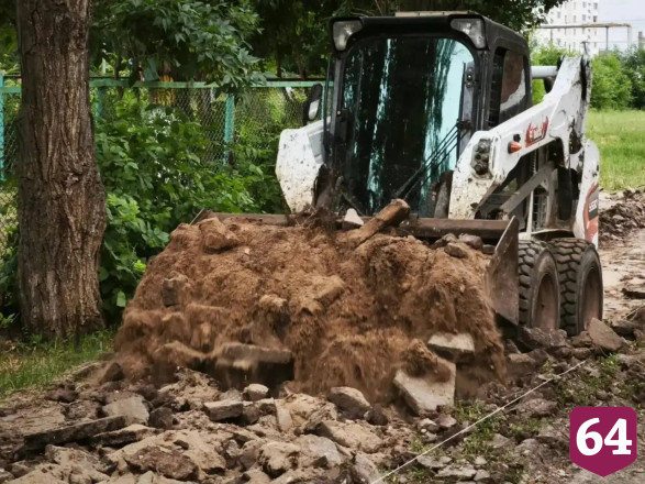 В Энгельсе между школой и детсадом обустраивают тротуар
