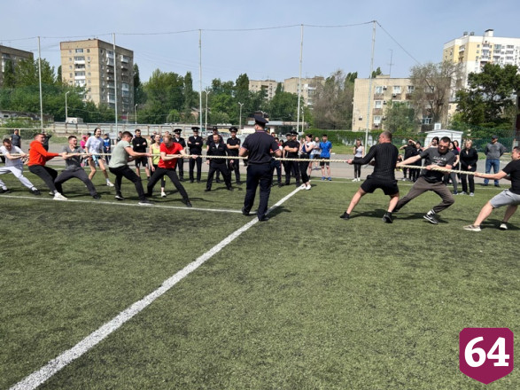 В Саратове полицейские соревновались в перетягивании каната