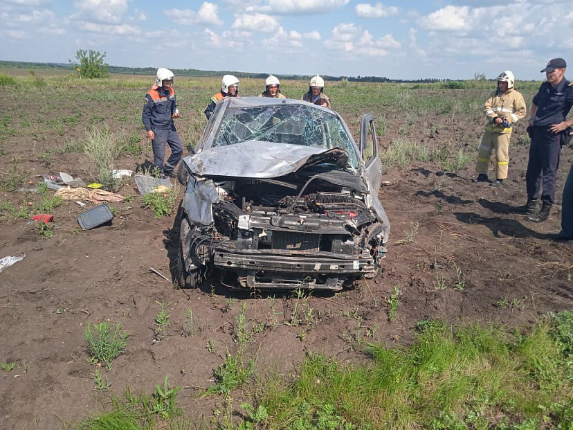 Под Саратовом автоледи опрокинула иномарку в кювет