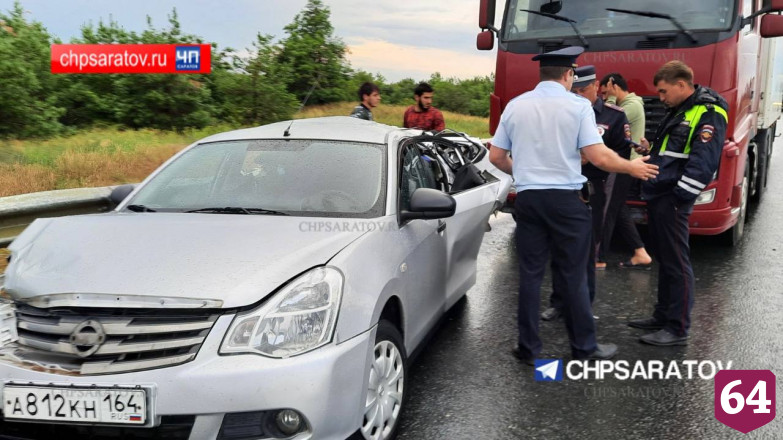 Двое взрослых и двое детей покалечились в ДТП с фурой под Саратовом