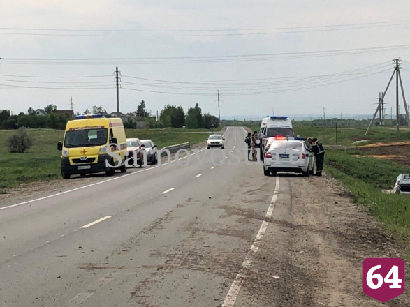 Под Саратовом иномарка снесла дорожный знак и вылетела в кювет