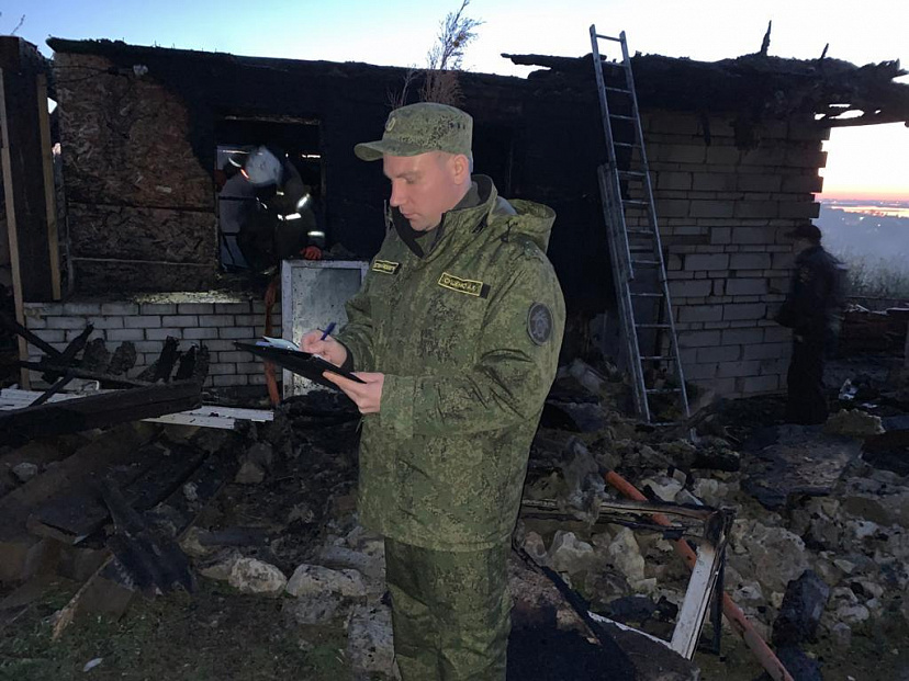 Возбуждено дело по факту гибели на пожаре матери с двумя детьми
