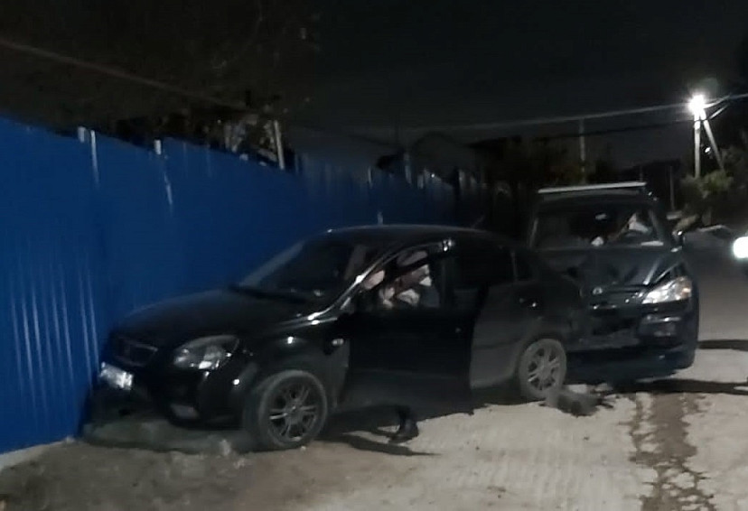 Автомобиль без водителя наехал на женщину и врезался в иномарку 
